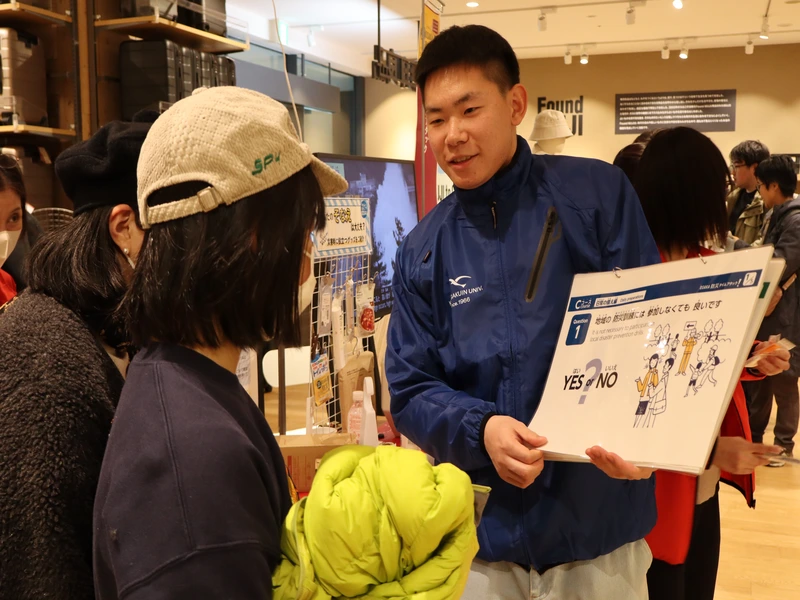 クイズを通して地域の防災訓練への参加の大切さを伝えるエン ズイさん